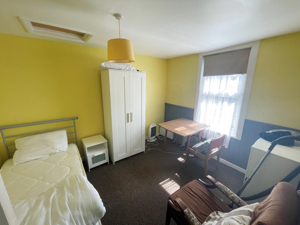 Lot: 94 - SEVEN-BEDROOM INVESTMENT OPPORTUNITY - Self-contained unit
